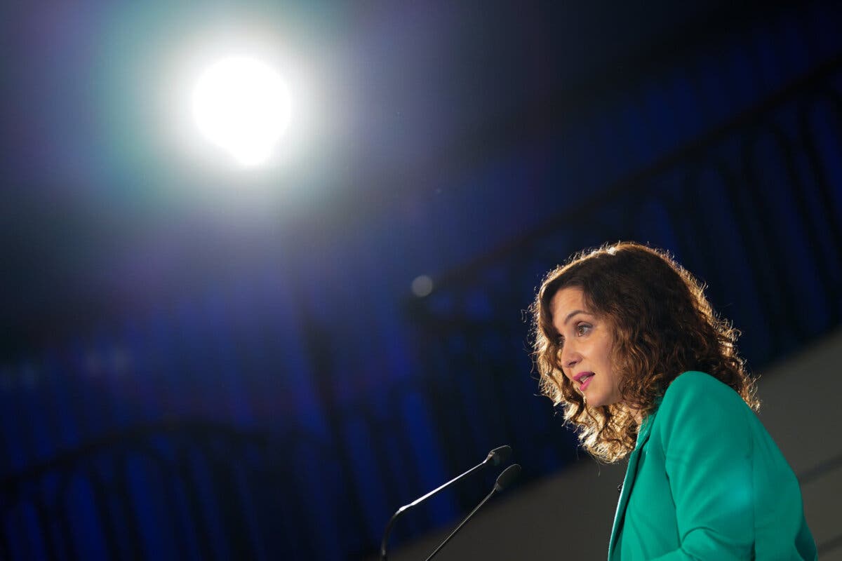 Ayuso critica que el Gobierno envíe inmigrantes a la Península «para quitárselos de encima»