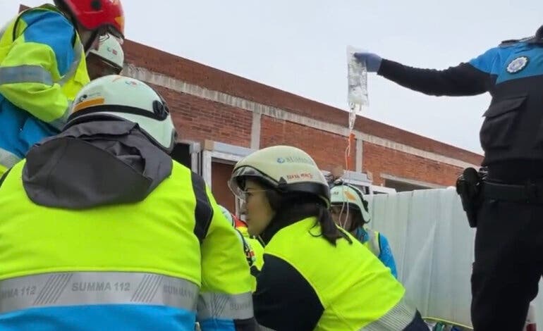 Muy grave un gruista al caerle encima el material de obra que transportaba en Alcorcón