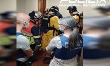 Rescatan a una anciana hacinada entre basura en el piso de su hija en Madrid