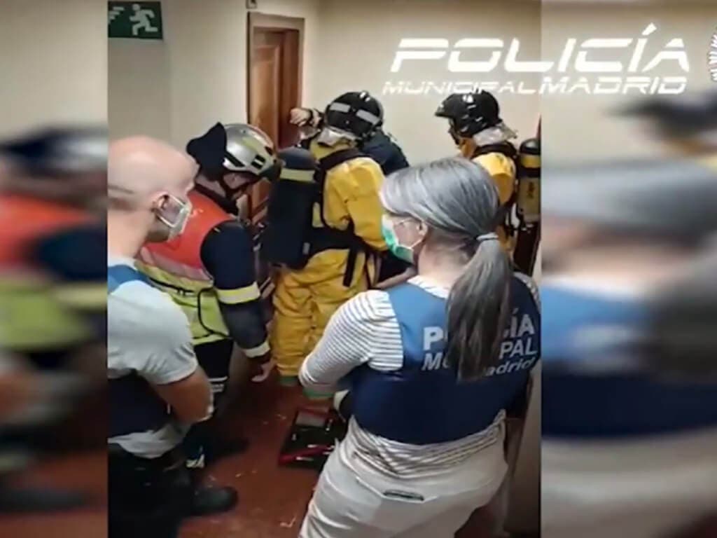 Rescatan a una anciana hacinada entre basura en el piso de su hija en Madrid