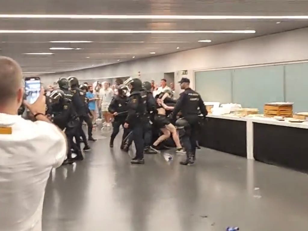 Detenidos seis aficionados del Feyenoord por altercados en el interior del Metropolitano