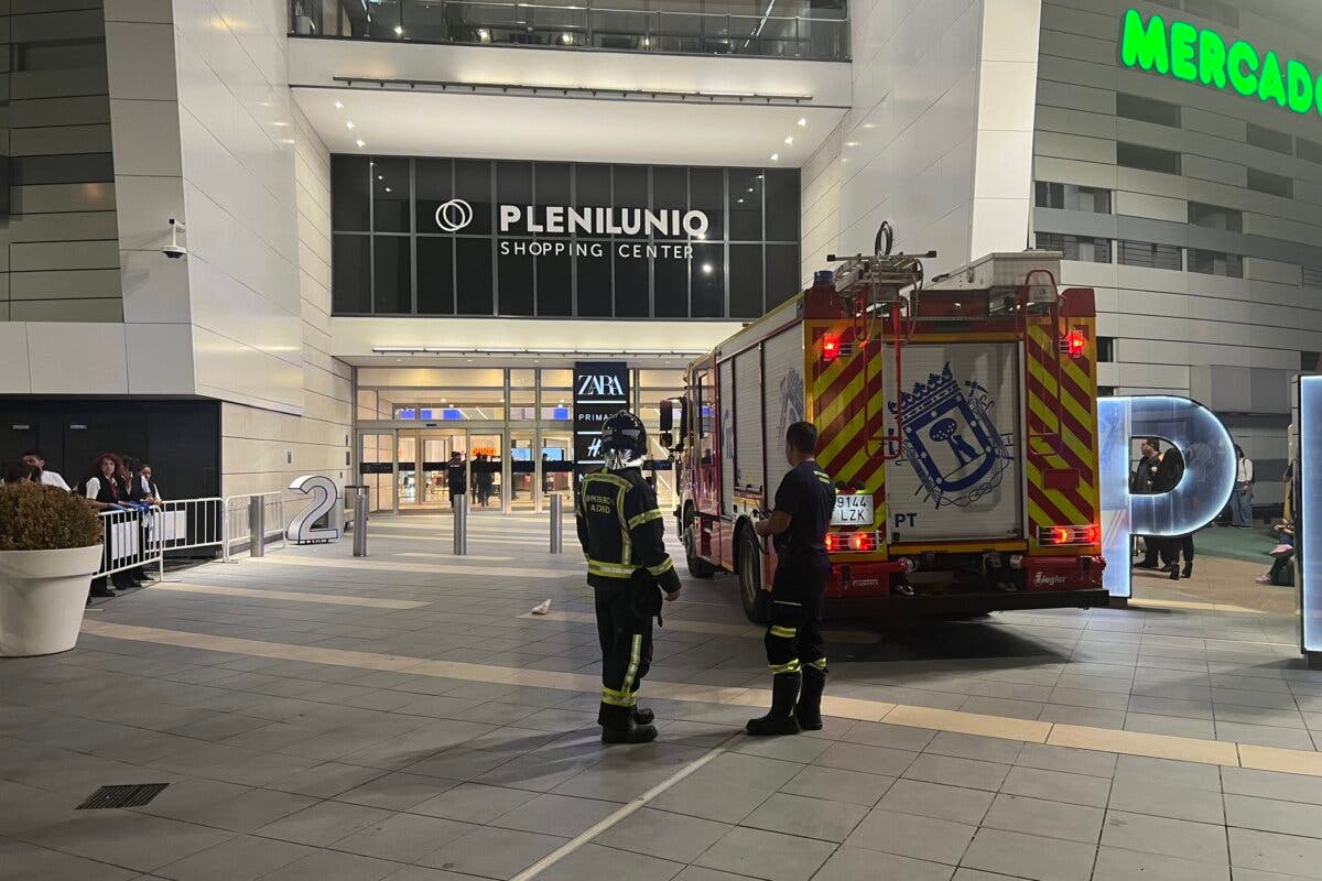 Desalojan el centro comercial Plenilunio por un incendio