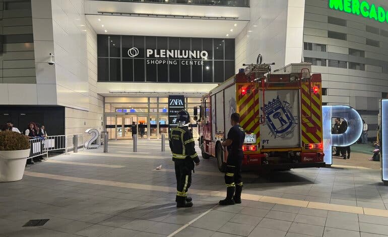 Desalojan el centro comercial Plenilunio por un incendio