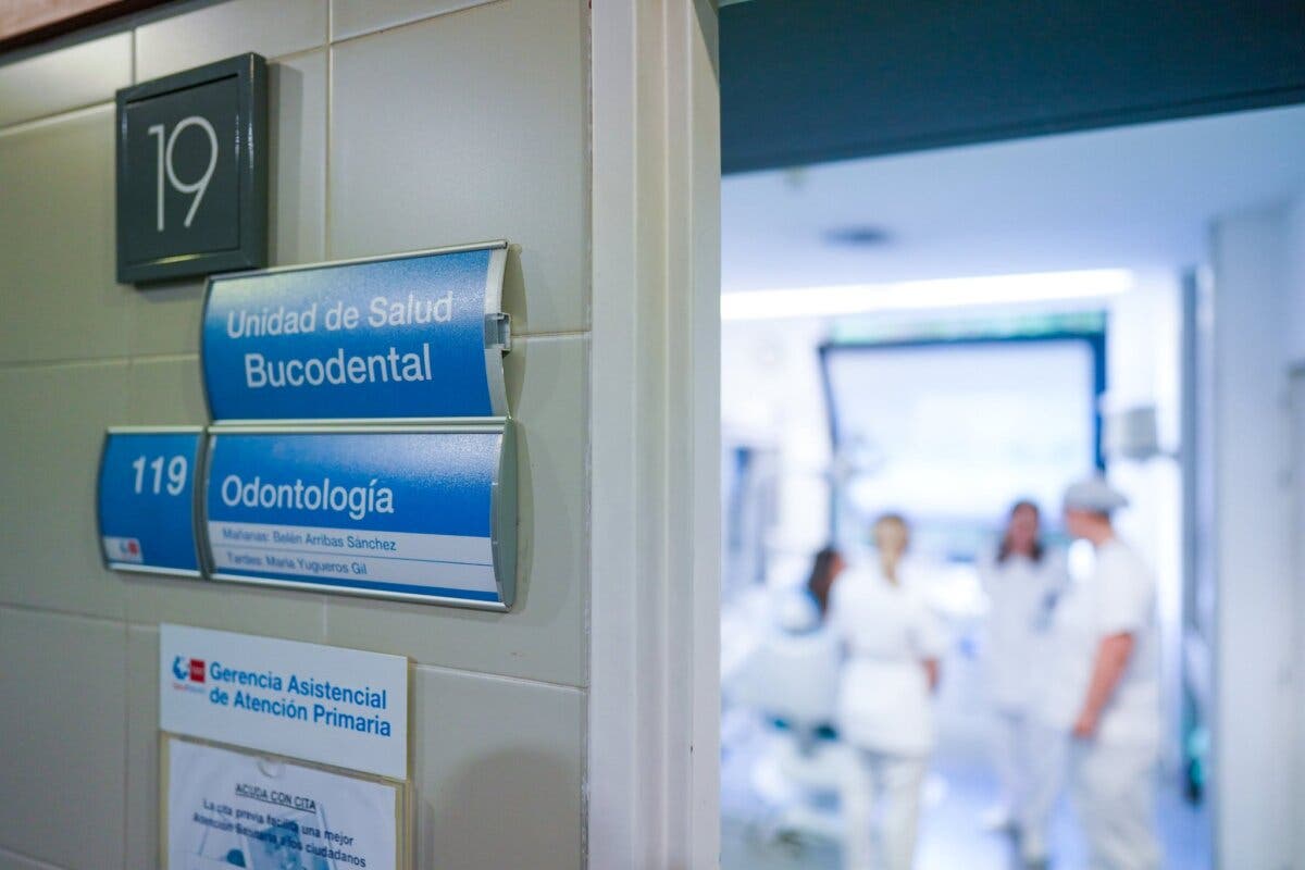 La Comunidad de Madrid ultima el nuevo servicio de prótesis dentales gratuitas para mayores de 80 años