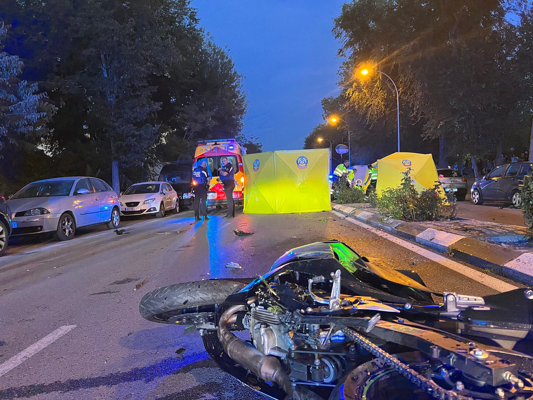 Mueren un motorista de 22 años  y una mujer de 70  a la que atropelló en Madrid