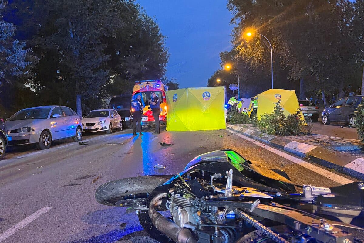 Mueren un motorista de 22 años  y una mujer de 70  a la que atropelló en Madrid