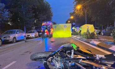 Mueren un motorista de 22 años  y una mujer de 70  a la que atropelló en Madrid