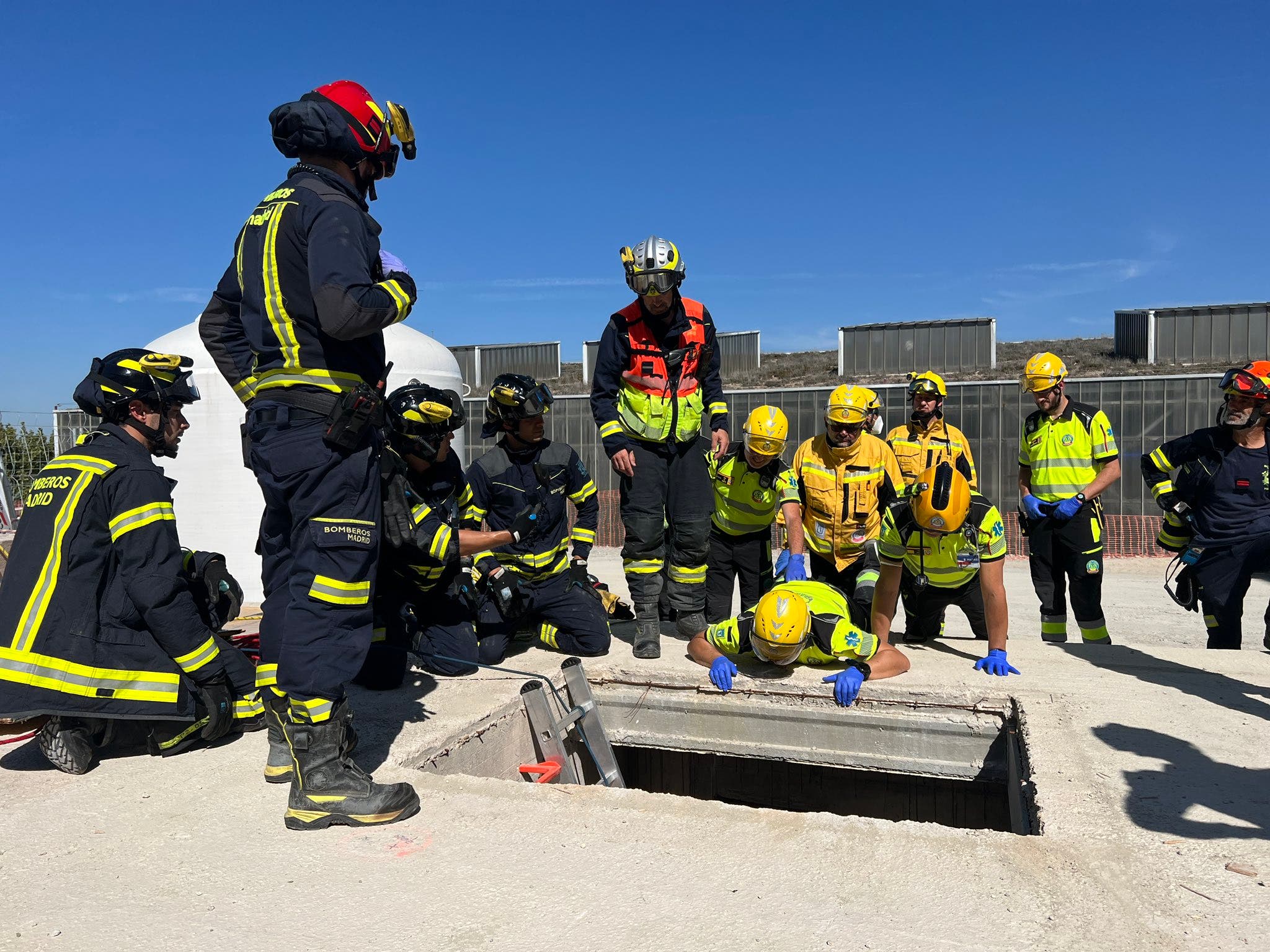 Rescatan a un trabajador que cayó a un pozo en Valdemingómez