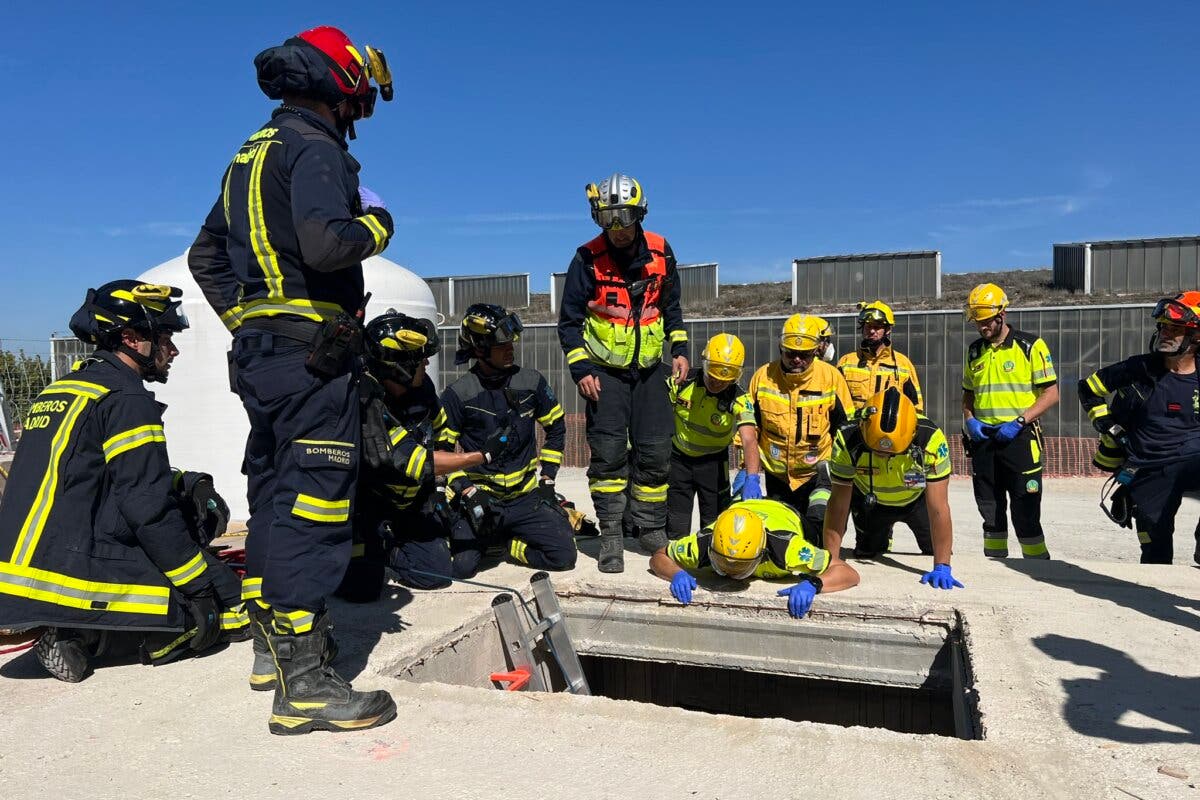 Rescatan a un trabajador que cayó a un pozo en Valdemingómez