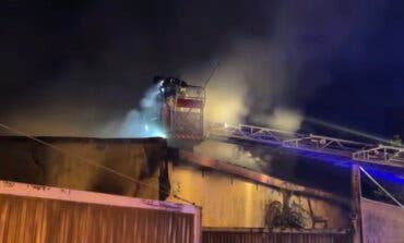 Arde una nave en el Camino Viejo de Vallecas a Vaciamadrid
