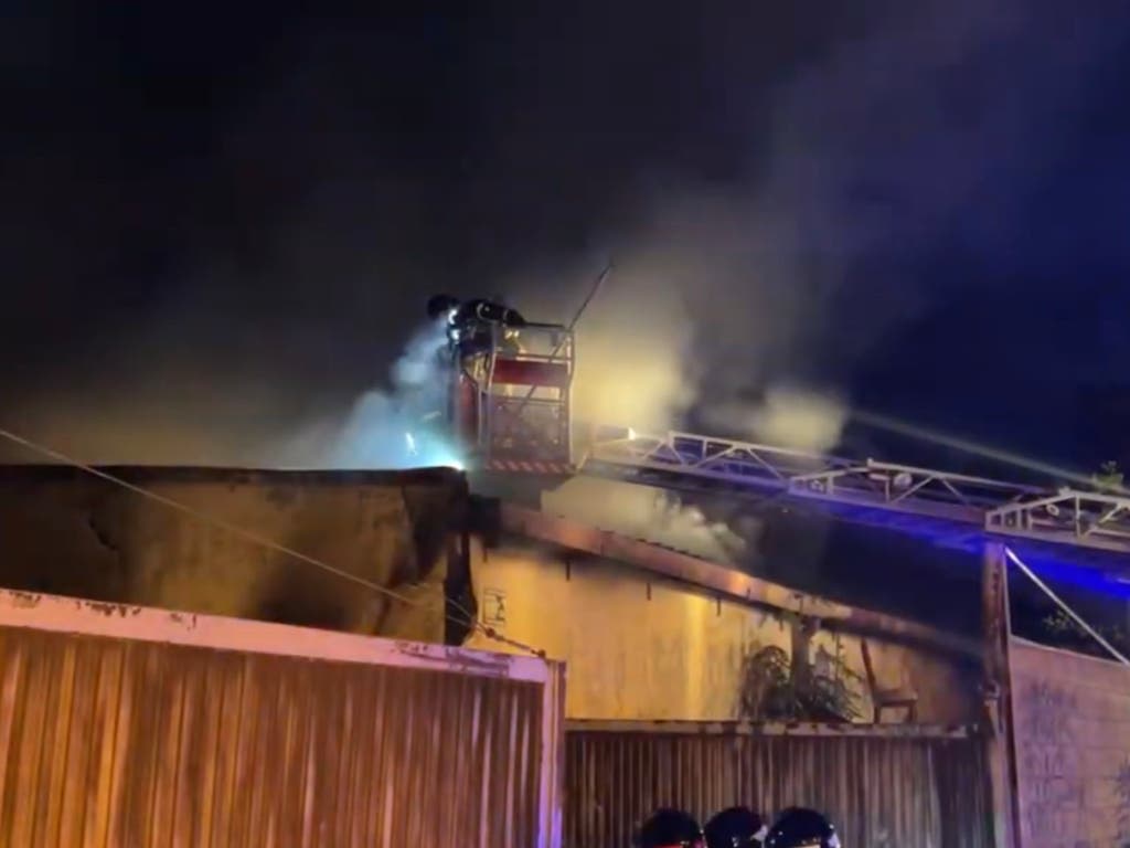 Arde una nave en el Camino Viejo de Vallecas a Vaciamadrid