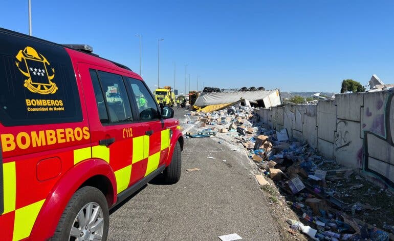 Importante atasco en la A-2 tras volcar un camión en Alcalá de Henares