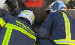 Trasladan grave al hospital al camionero que ha volcado en la A-2, en Alcalá