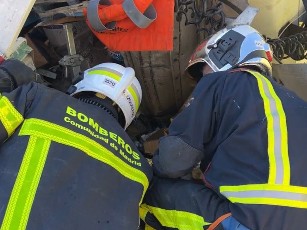 Trasladan grave al hospital al camionero que ha volcado en la A-2, en Alcalá