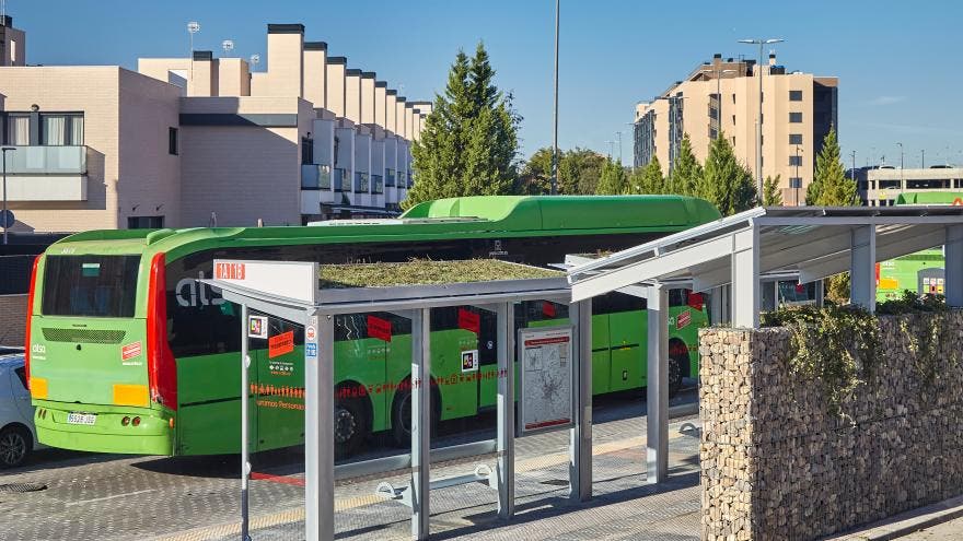 La Comunidad instala en Torrejón de Ardoz la primera cubierta vegetal en una marquesina de autobuses