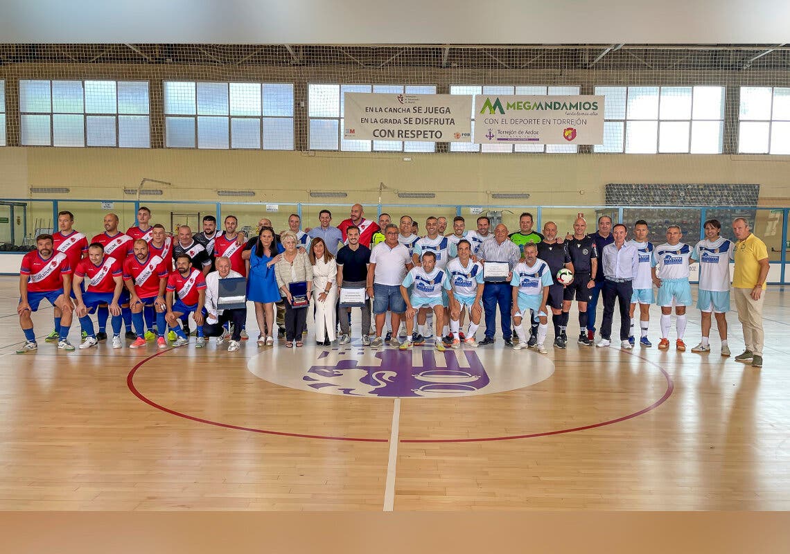 El fútbol sala de Torrejón rindió homenaje al exárbitro torrejonero Bernardo Calvo, fallecido hace cinco años