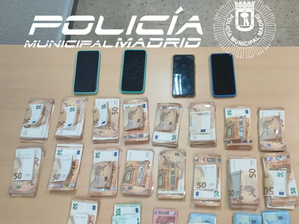 Dos detenidos en Madrid por robar a punta de pistola a un hombre cuando iban a venderle un coche