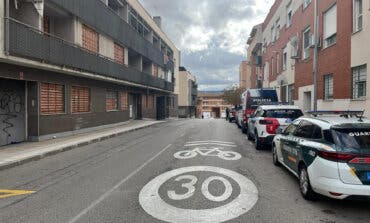 El Ayuntamiento de Azuqueca comienza a actuar en los edificios okupados de la calle Navarrosa