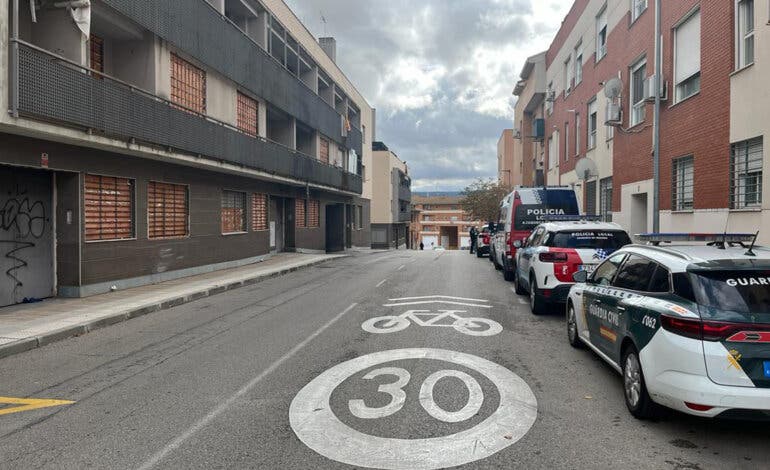 El Ayuntamiento de Azuqueca comienza a actuar en los edificios okupados de la calle Navarrosa