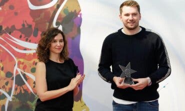 Ayuso entrega un reconocimiento a Luka Dončić: «Será para siempre un madrileño más y en la NBA un embajador de nuestra lengua»