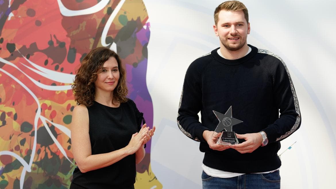 Ayuso entrega un reconocimiento a Luka Dončić: «Será para siempre un madrileño más y en la NBA un embajador de nuestra lengua»