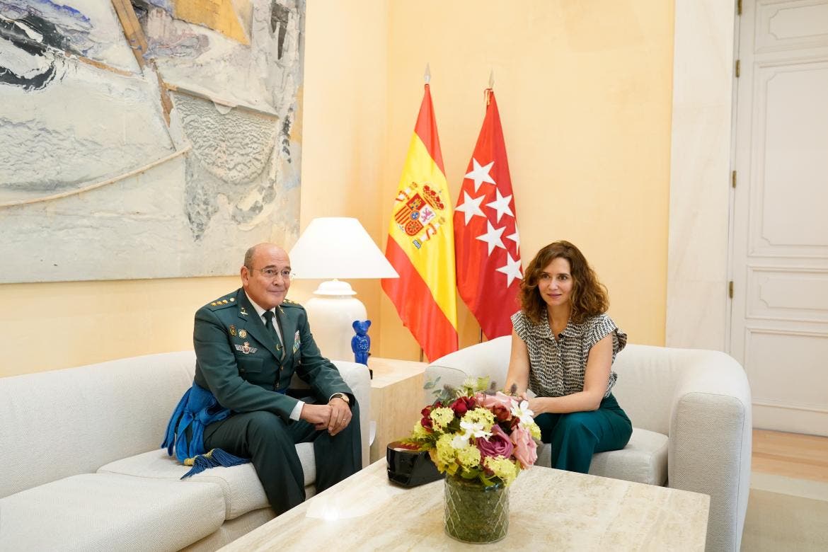 Ayuso recibe al coronel de la Guardia Civil cesado por Marlaska y restituido por la Justicia 