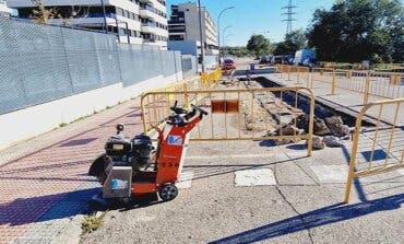 Baches, baldosas sueltas... Alcalá de Henares acomete mejoras en diferentes calles 