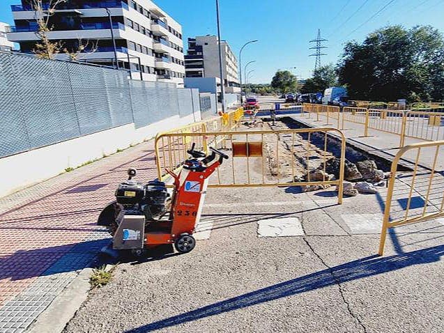 Baches, baldosas sueltas… Alcalá de Henares acomete mejoras en diferentes calles 