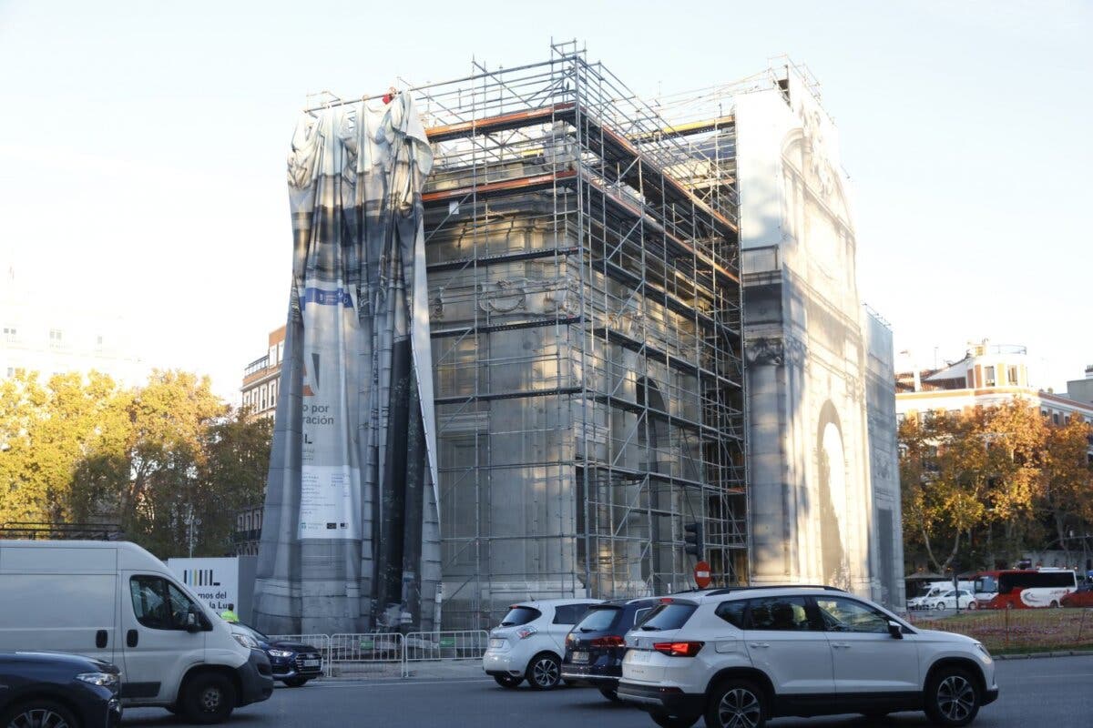 Madrid comienza a retirar la lona y el andamio de la Puerta de Alcalá 