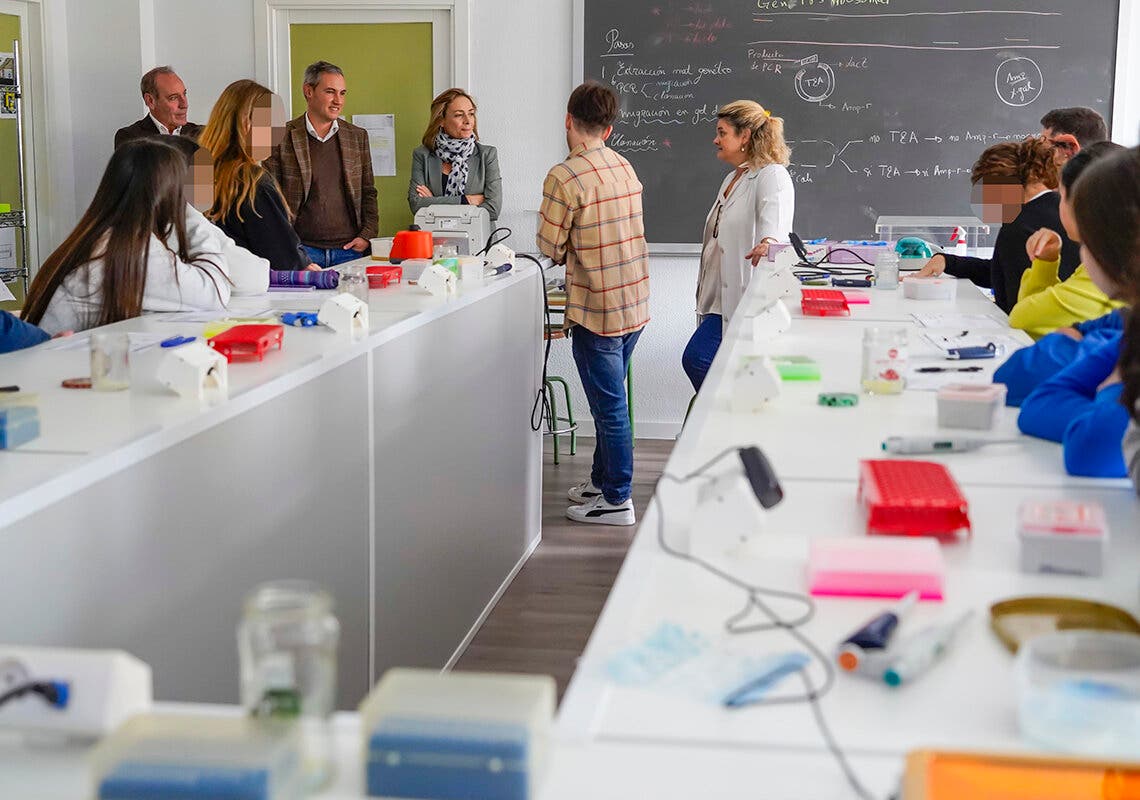 Alumnos de Torrejón de Ardoz aprenden a extraer material genético y a clonar ADN