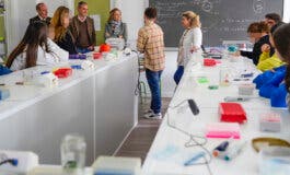 Alumnos de Torrejón de Ardoz aprenden a extraer material genético y a clonar ADN