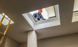 Herido grave un trabajador de 20 años tras caer desde una azotea al romperse una claraboya en Las Rozas 