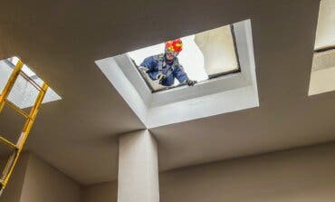 Herido grave un trabajador de 20 años tras caer desde una azotea al romperse una claraboya en Las Rozas 
