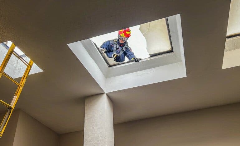 Herido grave un trabajador de 20 años tras caer desde una azotea al romperse una claraboya en Las Rozas 