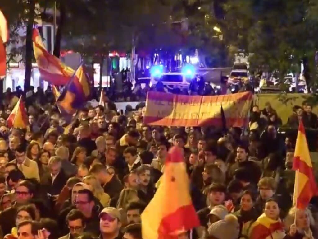 Cientos de personas protestan contra la amnistía cerca de la sede del PSOE en Madrid