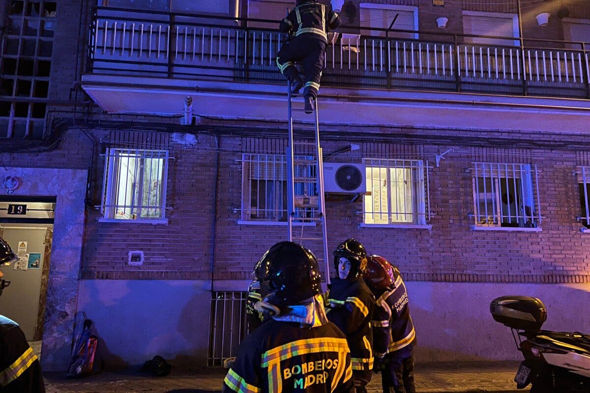 Tres jóvenes heridos en el incendio de una vivienda en Usera
