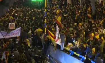 Miles de personas vuelven a concentrarse en Madrid al grito de «Sánchez, traidor»