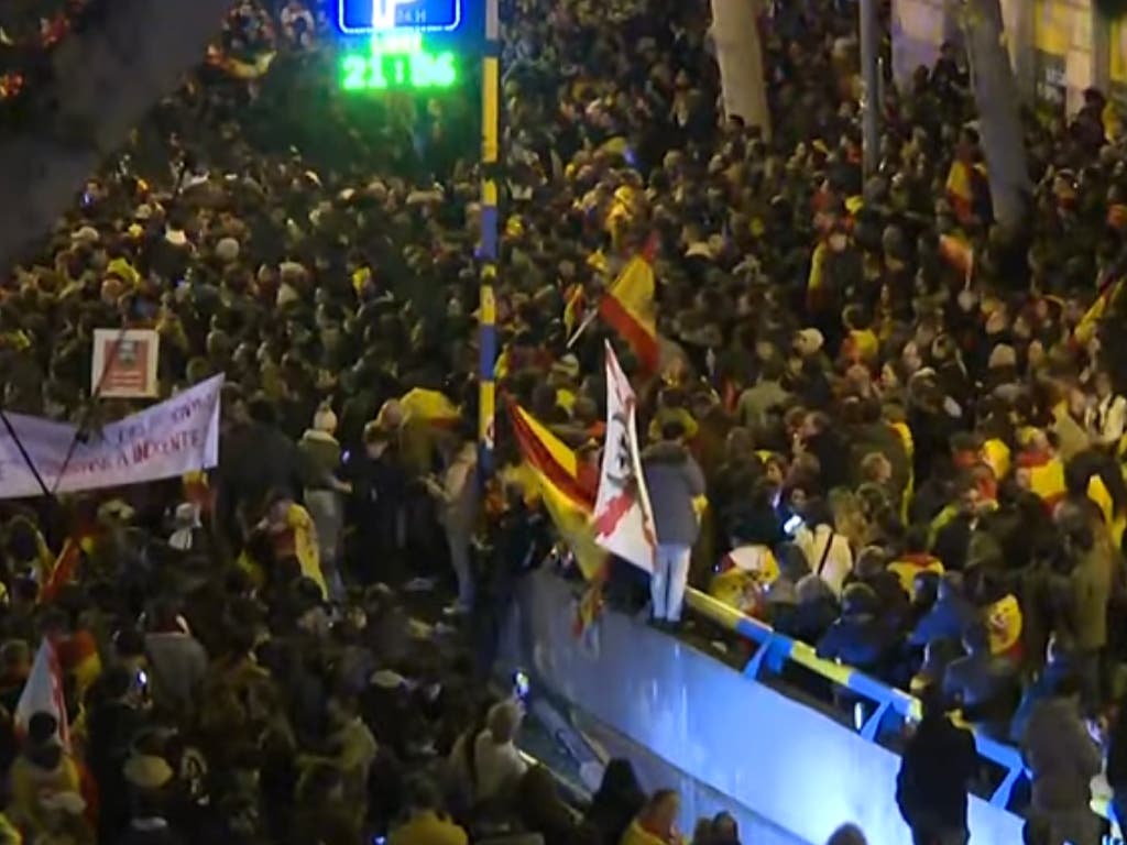Miles de personas vuelven a concentrarse en Madrid al grito de «Sánchez, traidor»