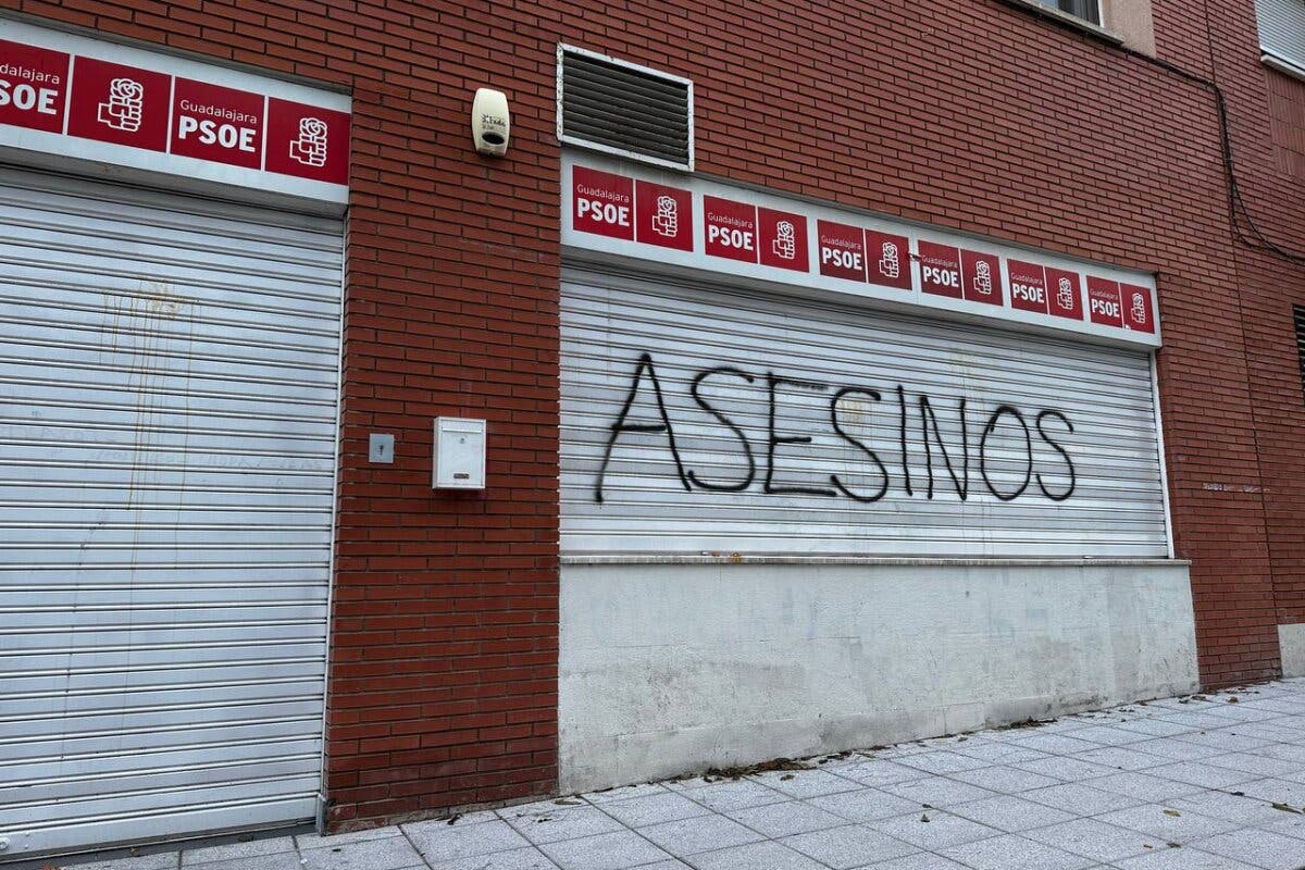 Pillan «in fraganti» a un hombre pintando la palabra «asesinos» en la sede del PSOE de Guadalajara