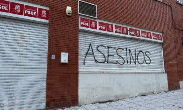 Pillan «in fraganti» a un hombre pintando la palabra «asesinos» en la sede del PSOE de Guadalajara