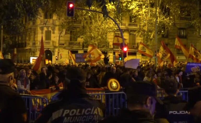 Novena protesta contra la amnistía en Ferraz y nueva protesta frente al Congreso