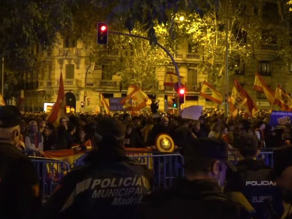 Novena protesta contra la amnistía en Ferraz y nueva protesta frente al Congreso