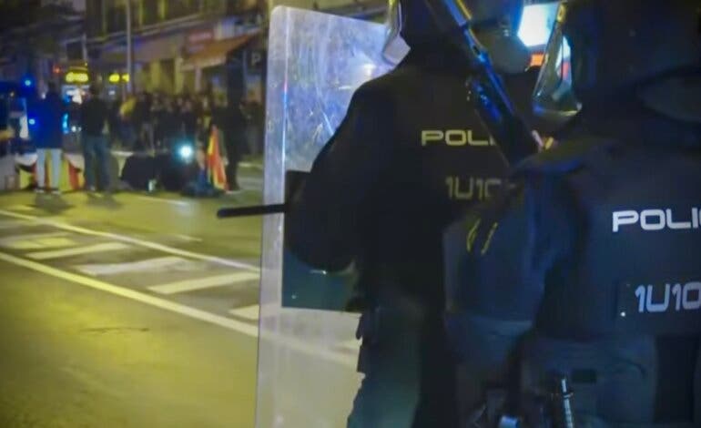 El Ejército abre una investigación a un militar que llevó una pistola a las protestas de Ferraz  