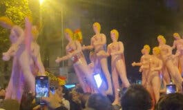 Decenas de muñecas hinchables llegan a Ferraz entre gritos de «no es una sede, es un puticlub»