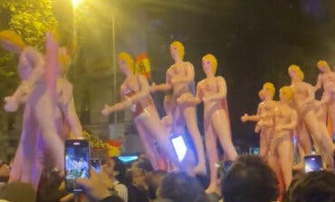 Decenas de muñecas hinchables llegan a Ferraz entre gritos de «no es una sede, es un puticlub»