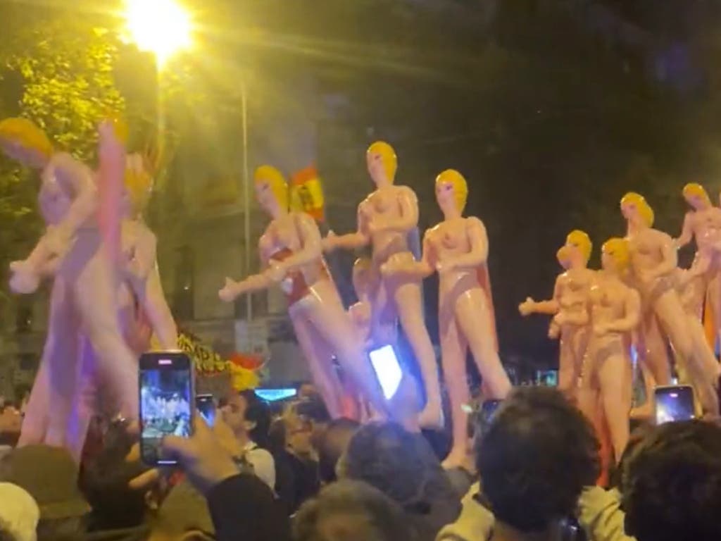 Muñecas hinchables en Ferraz con el cántico de: «No es una sede, es un  puticlub» - Vídeo Dailymotion