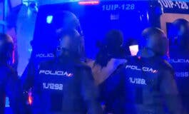 La decimotercera noche de protestas en Ferraz acaba con 14 detenidos y 9 heridos 