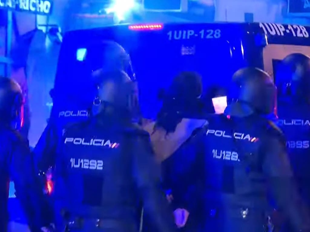 La decimotercera noche de protestas en Ferraz acaba con 14 detenidos y 9 heridos 