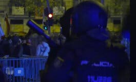 La decimocuarta noche de protestas en Ferraz deja siete detenidos y siete heridos