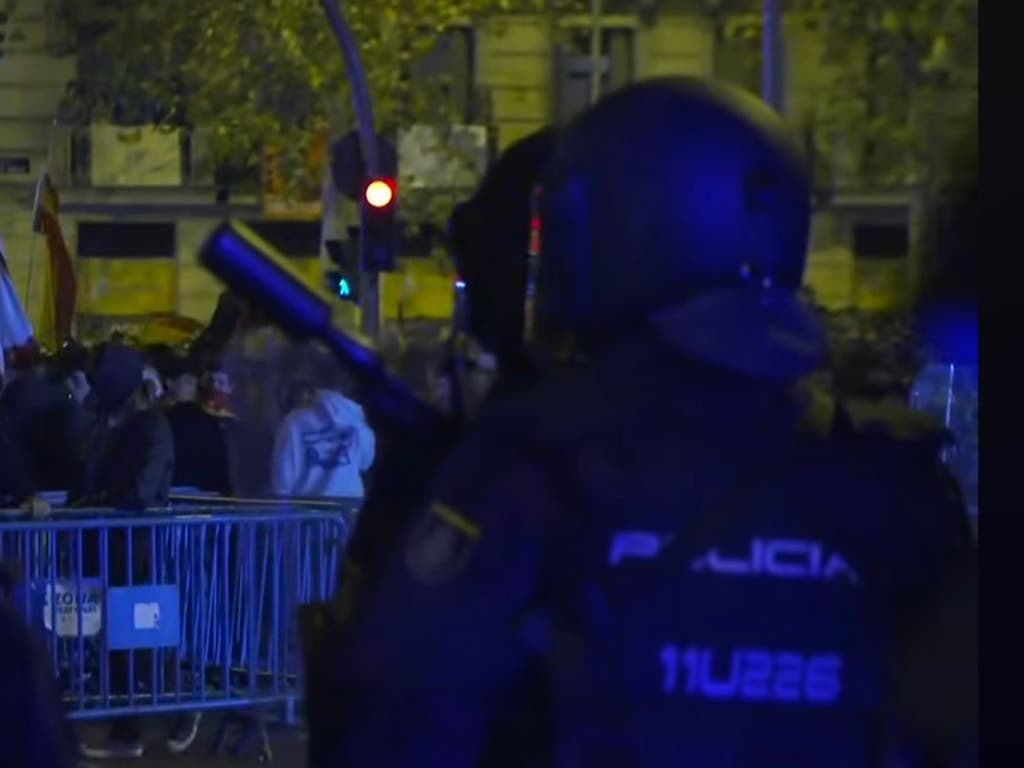 La decimocuarta noche de protestas en Ferraz deja siete detenidos y siete heridos